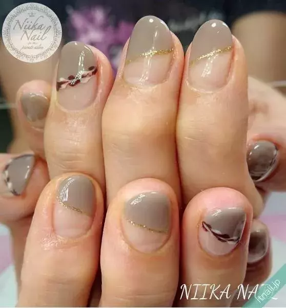 子育て中のママへ シックな秋の ショートネイル 集めました ローリエプレス