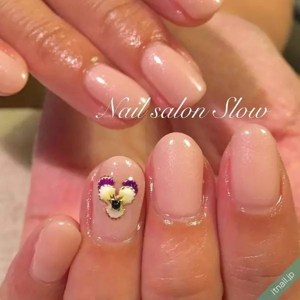 花言葉は私を思って パンジーを描いた大人可愛く上品なネイル ローリエプレス