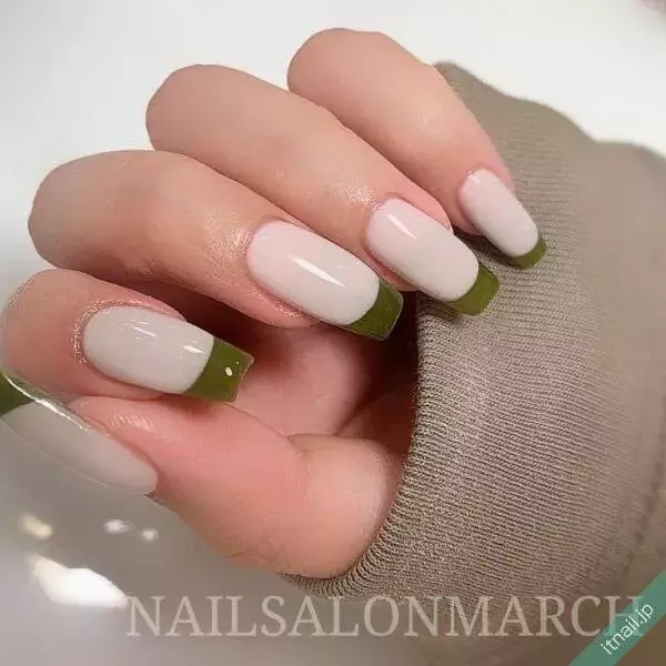 深みカラーはフレンチネイルでカジュアルに この冬おすすめの3カラー 10デザイン ローリエプレス