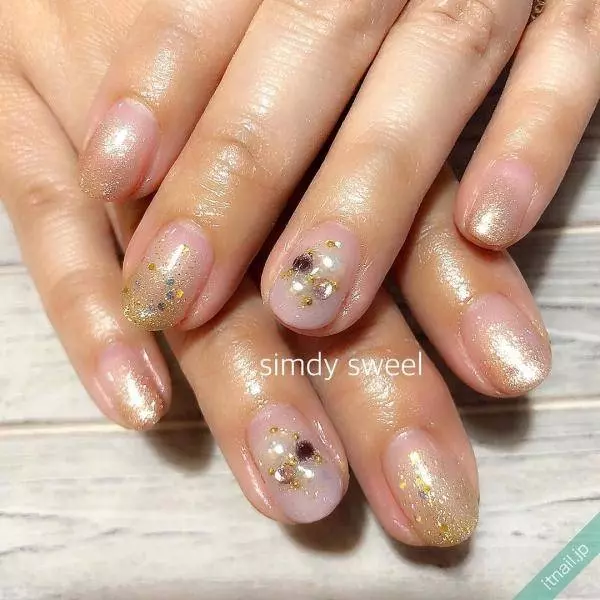 40代の夏ネイルはこれで輝く 大人のラメグラデーション８選 ローリエプレス