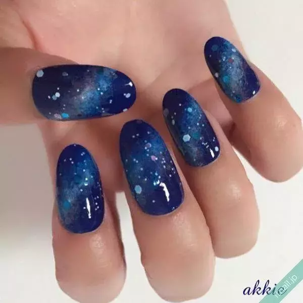 夏の夜空を指先にギュギュッと凝縮 ギャラクシーネイル を試してみない ローリエプレス 夏の夜空を指先にギュギュッと凝縮 ギャラクシーネイル を試してみない ローリエプレス