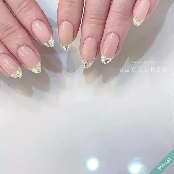 ガラスネイル 注目すべきトレンドネイルはこれ 贅沢な輝きをまとうデザイン特集 ローリエプレス