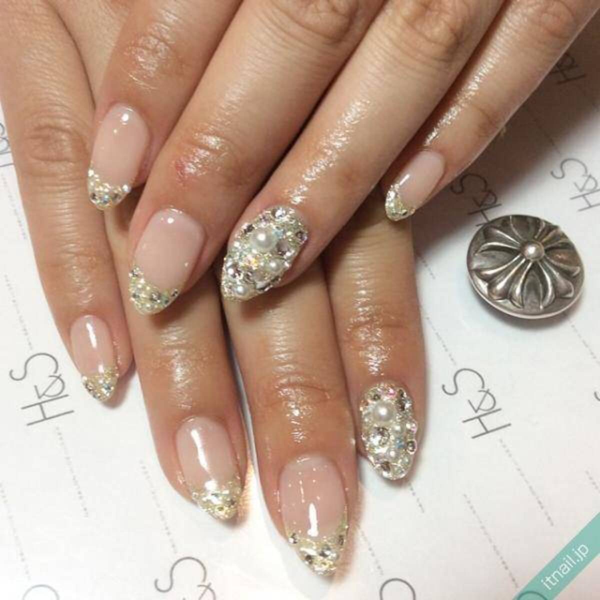 パヴェネイルが美しい 敷き詰めビジューの輝きを堪能 ローリエプレス