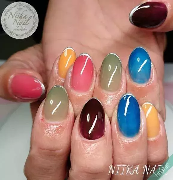 シンプルなのにお洒落 フラットなカラフルネイルのバリエを紹介 ローリエプレス シンプルなのにお洒落 フラットなカラフルネイルのバリエを紹介 ローリエプレス