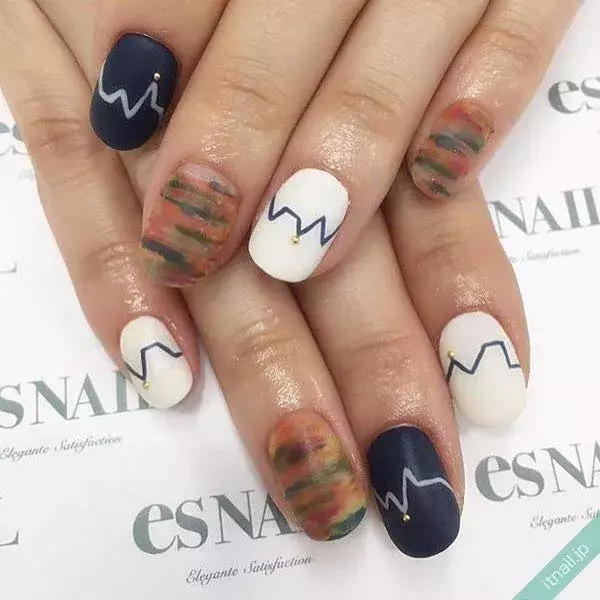 味があって素敵 手描きアートでつくる個性的なネイルデザイン ローリエプレス