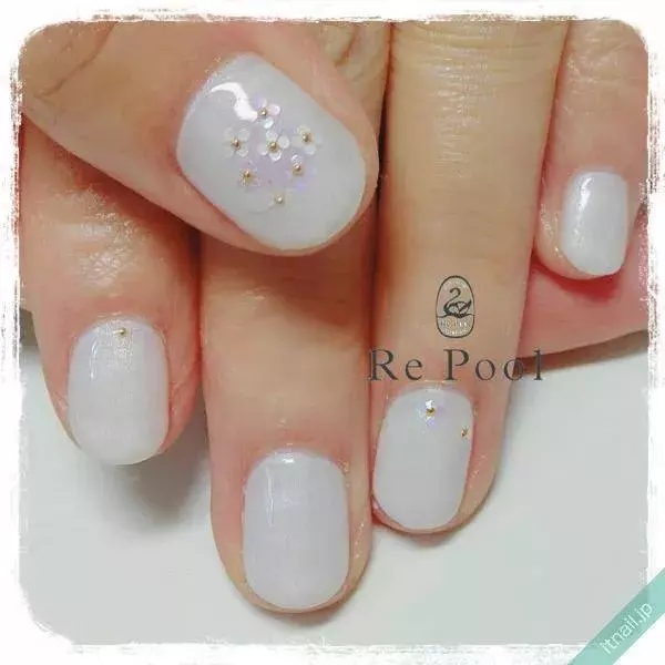 鉄板の清楚ネイルは クリアホワイト ホワイト のフラワーデザインで叶える ローリエプレス 鉄板の清楚ネイルは クリアホワイト ホワイト のフラワーデザインで叶える ローリエプレス
