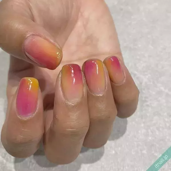 Snsで話題 ニュアンス感のある大人の 桃ネイル デザイン８選 ローリエプレス