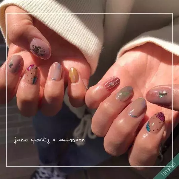 短い爪のコンプレックスに効く 縦ラインのネイルデザイン10選 ローリエプレス