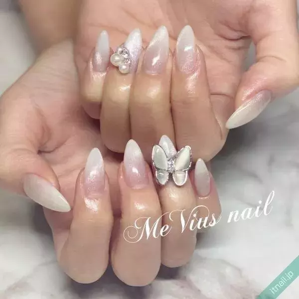 ポジティブなデザインに夢中 バタフライ ネイル が再び愛されるワケ ローリエプレス