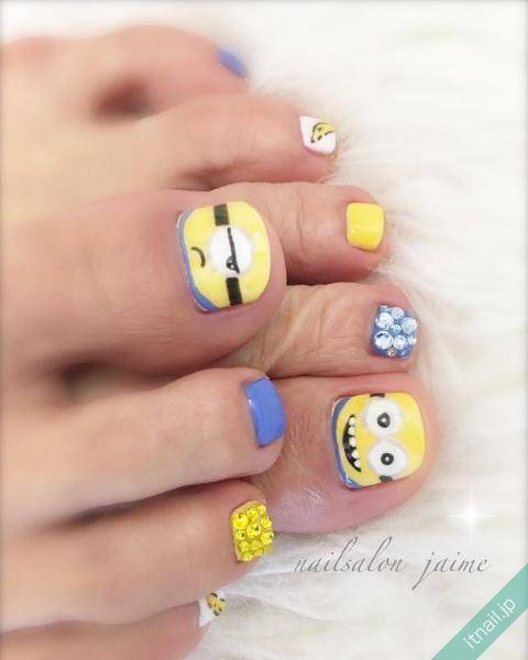 キャラクターをフットネイルに 靴下の中に遊び心を ローリエプレス