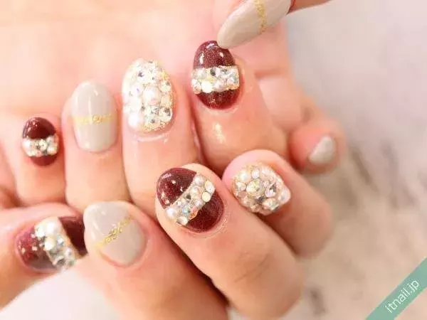 カラーストーンのネイルアレンジ9選 宝石のようなキラキラを爪先に ローリエプレス