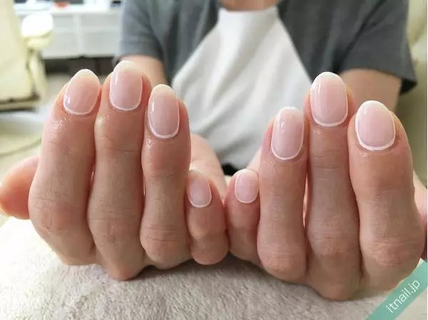 涼しげに 上品に ホワイトシースルーネイルのデザインバリエ ローリエプレス