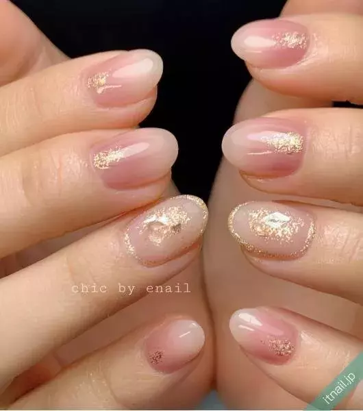 40代女性におすすめ ヌーディーネイル ラメでつくる上品な手元美人 ローリエプレス