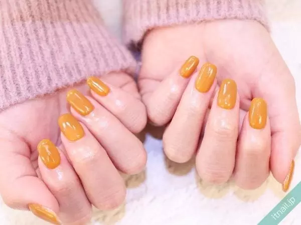 オレンジカラーのネイルで魅せる 大人のおしゃれな指先10例 ローリエプレス