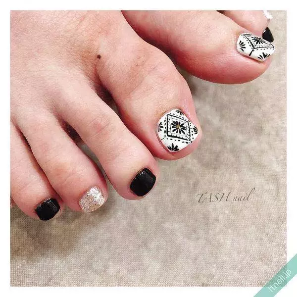 つま先までお洒落して モノトーンカラーのフットネイル5選 ローリエプレス