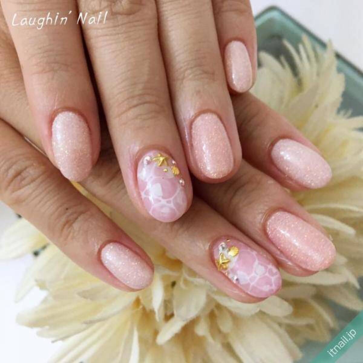 海外やリゾートに ピンク系の海ネイル なら春でも違和感なし ローリエプレス 海外やリゾートに ピンク系の海ネイル なら春でも違和感なし ローリエプレス