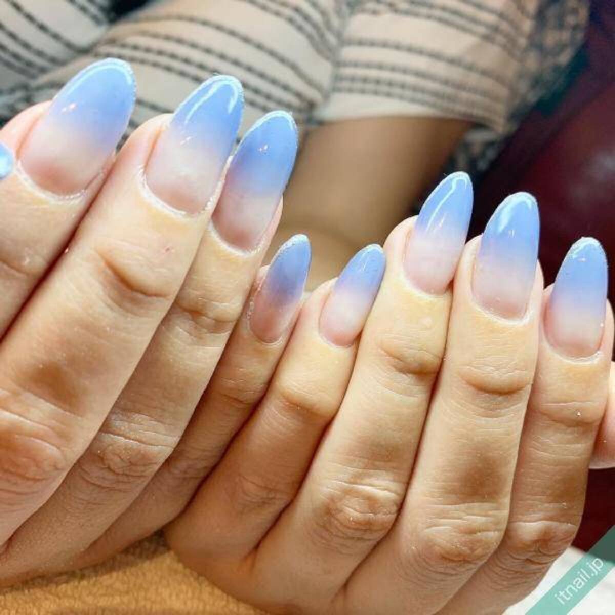 爽やかで夏らしい指先 ブルー系カラーのシンプルネイル特集 ローリエプレス