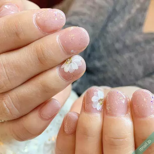 大人のキラキラネイル 派手さを抑えて上品に魅せる4つの方法 ローリエプレス