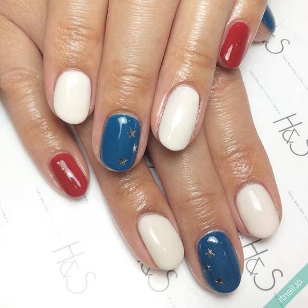 意外と取り入れやすい トリコロールカラーのネイル特集 ローリエプレス 意外と取り入れやすい トリコロールカラーのネイル特集 ローリエプレス