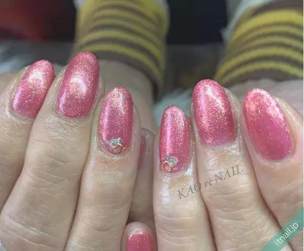 セルフネイル派の方 必見 ジェルネイルをはみ出さずに塗るコツをご紹介 ローリエプレス セルフネイル派の方 必見 ジェルネイルをはみ出さずに塗るコツをご紹介 ローリエプレス