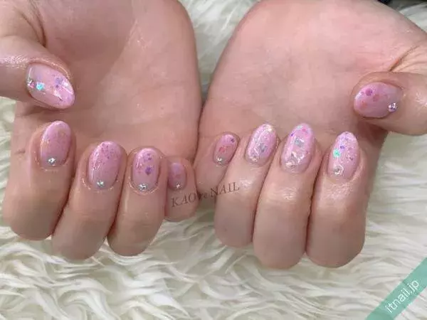 ちらちら光る オーロラホログラム の上品なネイルデザイン８選 ローリエプレス