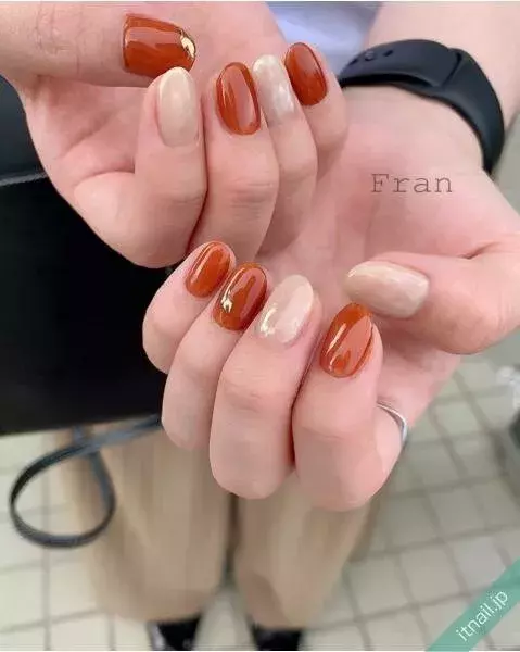 秋カラーに映えるミラーネイル 輝くメタリックの部分使いでオシャレ上級者に ローリエプレス 秋カラーに映えるミラーネイル 輝くメタリックの部分使いでオシャレ上級者に ローリエプレス