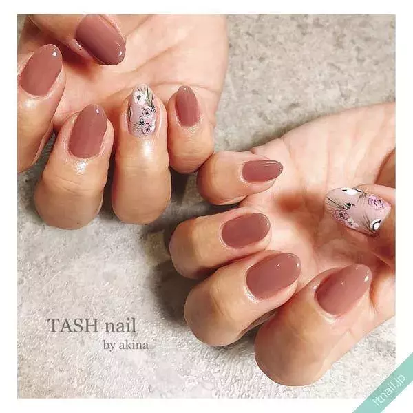 しっとりカラーで秋ネイルを格上げ 秋の小花柄ネイル コレクション ローリエプレス