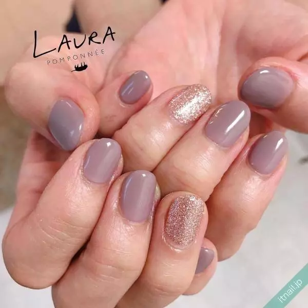 秋から冬へのシフト時期は グレーネイル でアンニュイに ローリエプレス