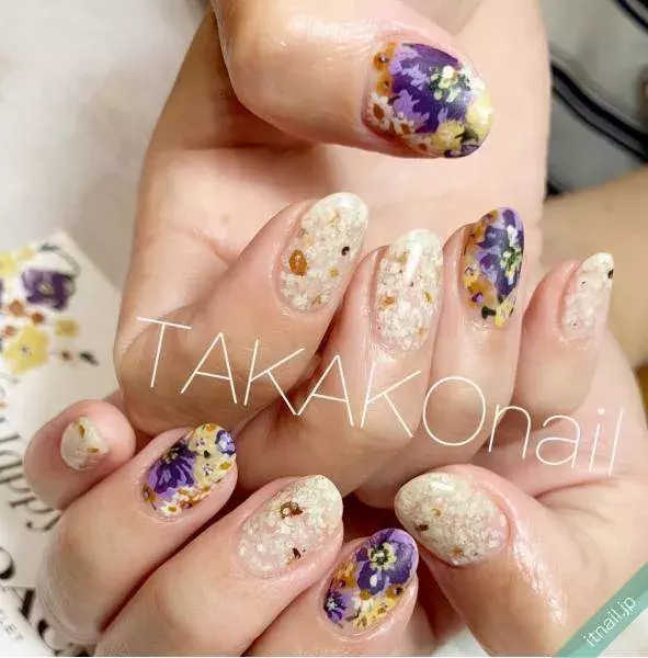 レトロな雰囲気が ヴィンテージフラワーのネイルデザイン特集 ローリエプレス