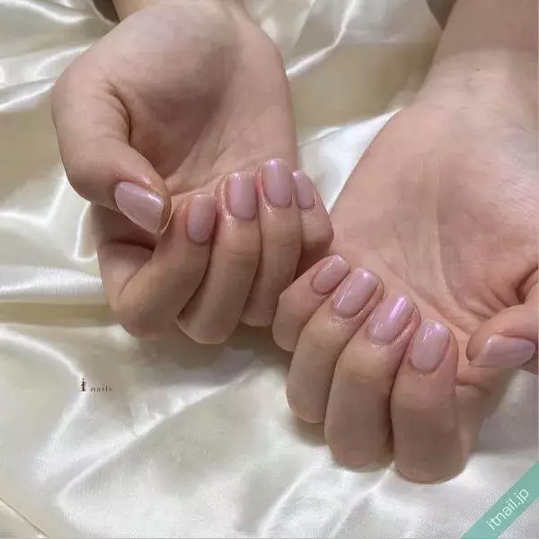 偏光感が今っぽい オーロラパウダーをまとったシンプルネイル集 ローリエプレス