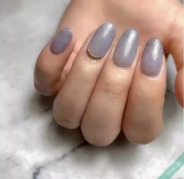 ブルーグレーのネイルで 指先から秋のトレンドっぽさ全開に ローリエプレス