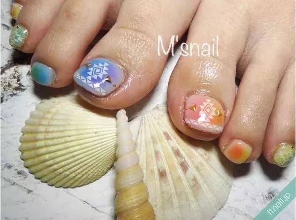 足元のお洒落を楽しんで オルテガ柄を描いたフットネイル特集 ローリエプレス