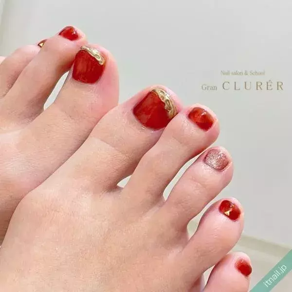 赤いフットネイル で映える足元へ 人気のデザインを一気にご紹介 ローリエプレス