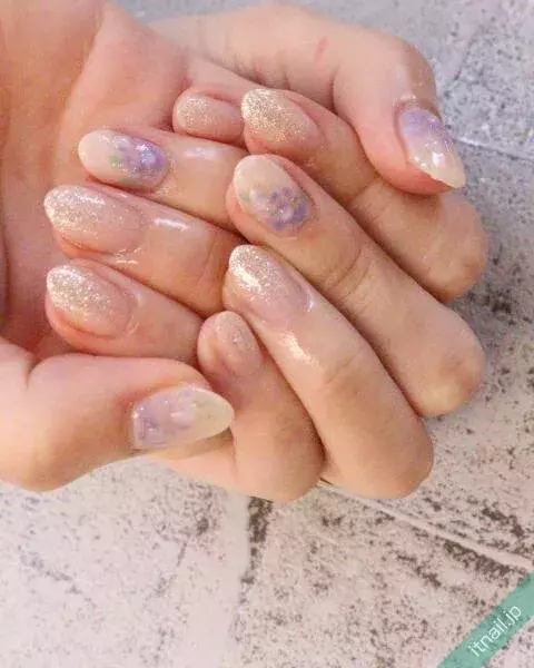 指先は涼しげに 梅雨におすすめの 透け感ネイル Top７ ローリエプレス
