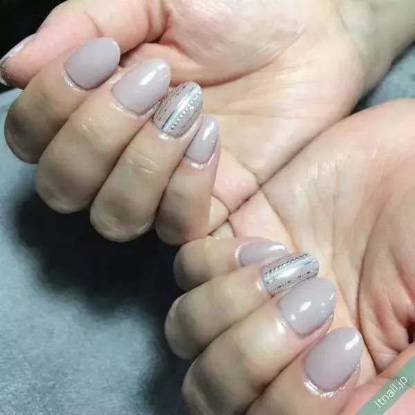 大人カッコいい指先に モノトーンカラーで作るストライプネイル ローリエプレス