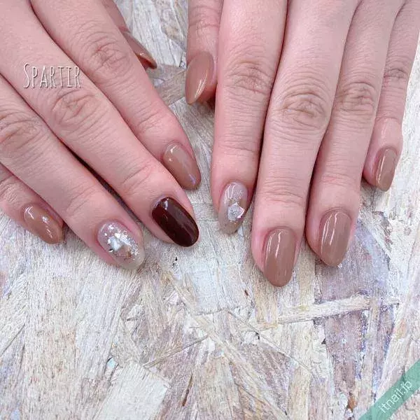 秋冬ネイルはぬくもりを感じて ラテカラーで作るシンプルデザイン8選 ローリエプレス