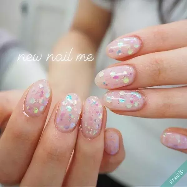 ガーリーにもポップにもきまる 甘さたっぷりの乳白色ネイル7選 ローリエプレス