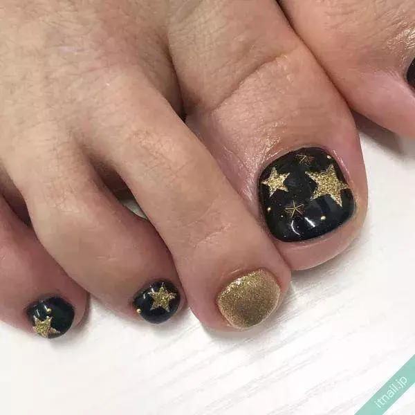 大きめスターがアクセントでかわいい 星がきらめくハンド フットネイル ローリエプレス