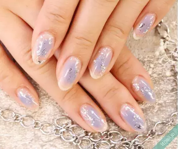 梅雨ネイルにおすすめ パープル系やブルー系の 大人向けゆめかわネイル で幻想的に ローリエプレス 梅雨ネイルにおすすめ パープル系やブルー系の 大人向けゆめかわネイル で幻想的に ローリエプレス