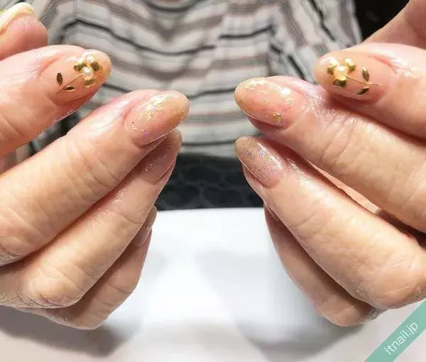 大人カッコいい指先に メタルパーツを取り入れたフラワーネイル ローリエプレス