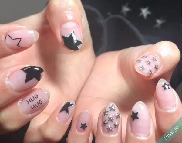 大人でロックに モノトーンカラーでつくるスターネイル ローリエプレス