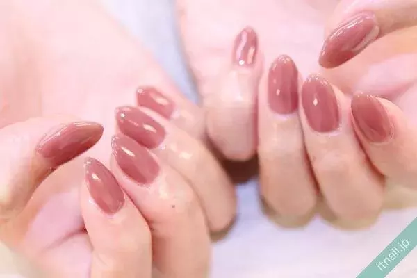 晩秋にトライしたい 大人のピンクネイル 特集 甘さ控えめの指先へ ローリエプレス