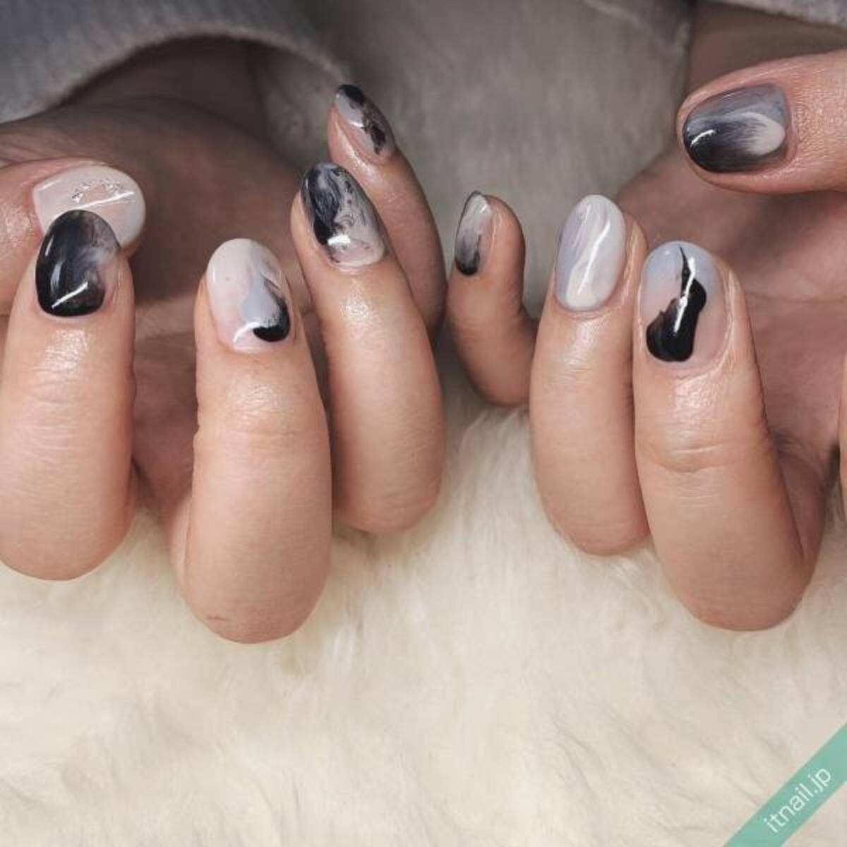 これぞ大人 モノトーンカラーのニュアンスネイル 特集 ローリエプレス これぞ大人 モノトーンカラーのニュアンスネイル 特集 ローリエプレス