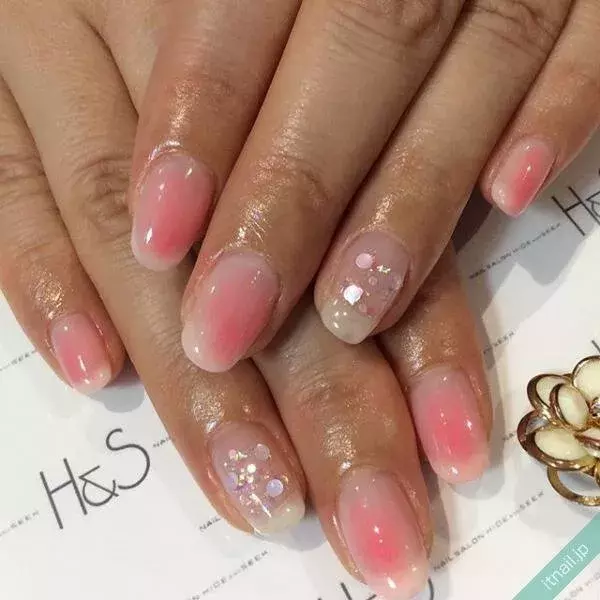 指先から女子力アップ ふんわり柔らかな 桜ネイル デザイン ローリエプレス