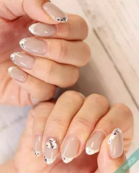ガラスフレンチ特集21 キラキラ感でいつものネイルを格上げ ローリエプレス