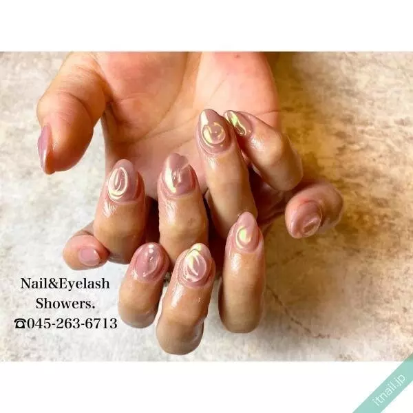 オーロラパウダーが決め手 冬にぴったりなネイルデザイン9選 ローリエプレス