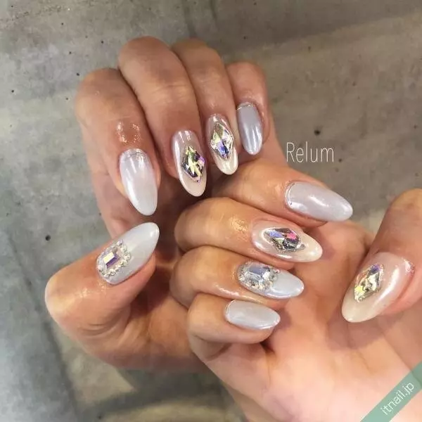 オーロラパウダーが決め手 冬にぴったりなネイルデザイン9選 ローリエプレス