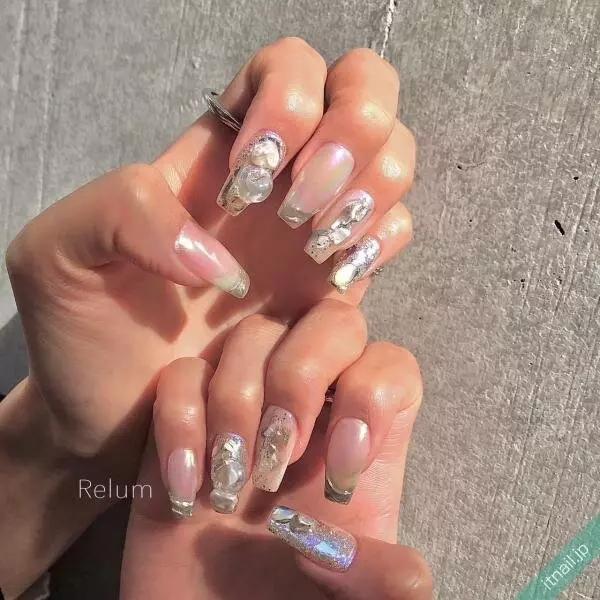 オーロラパウダーが決め手 冬にぴったりなネイルデザイン9選 ローリエプレス