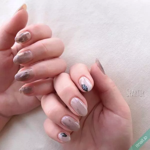 この色がポイント ダークカラーを使ったニュアンスネイル特集 ローリエプレス