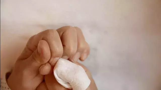 おうちでネイルケア その甘皮処理は正しいやり方 甘皮処理の３つの方法 をご紹介 ローリエプレス
